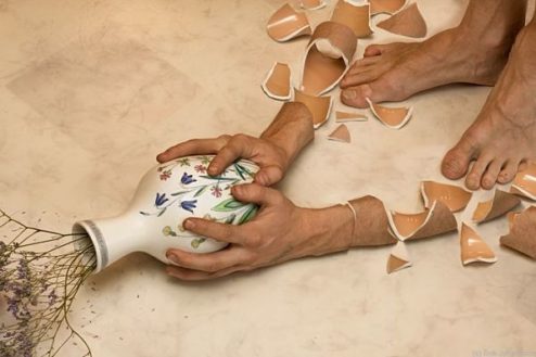 Photographie arms break, vases don't de Erik Johansson