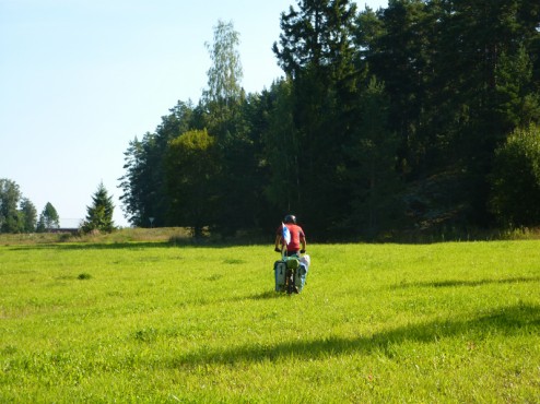 Cyclotouriste dans les champs