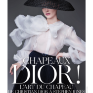 affiche de l'exposition Chapeaux Dior au musée Dior de Granvilleville