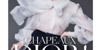 affiche de l'exposition Chapeaux Dior au musée Dior de Granvilleville