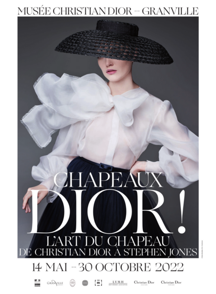 affiche de l'exposition Chapeaux Dior au musée Dior de Granvilleville