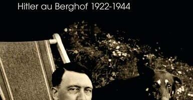 portrait d'hitler posant avec son chien sur la terrasse de son chalet le Berghot