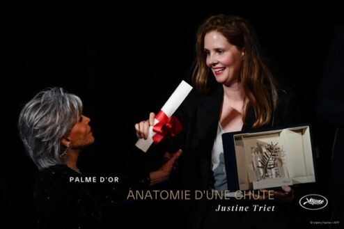 Justine Triet recevant la Palme d'or au festival de Cannes 2023