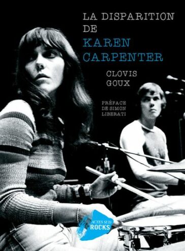 couverture du livre La disparition de Karen Carpenter : une photo en noir et blanc de Karen carpenter à sa batterie avec son frère richard au second plan