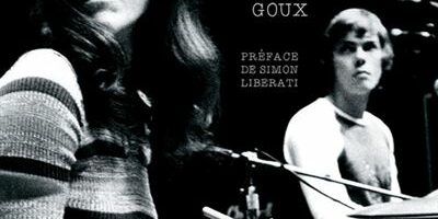 couverture du livre La disparition de Karen Carpenter : une photo en noir et blanc de Karen carpenter à sa batterie avec son frère richard au second plan