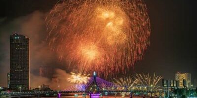 feux d'artifice au-dessus d'une ville