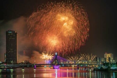 feux d'artifice au-dessus d'une ville