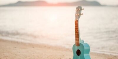 un ukulélé sur une plage