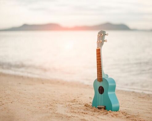 un ukulélé sur une plage