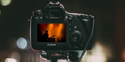 un appareil photo en train de capter un concert rock