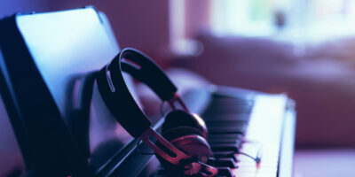 piano numérique et casque audio
