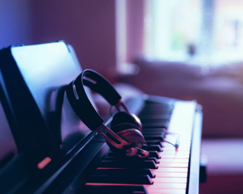 piano numérique et casque audio