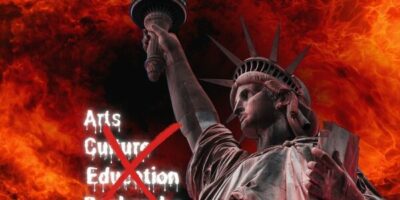 la statue de la liberté sur fond d'incendie avec les mots arts, culture, éducation, recherche barrés
