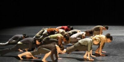 des danseurs dans une chorégraphie de danse contemporaine
