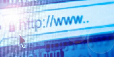 le mot internet inscrit sur un écran d'ordinateur