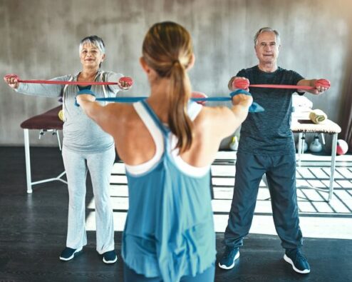 trois personnes pratiquent le sport santé