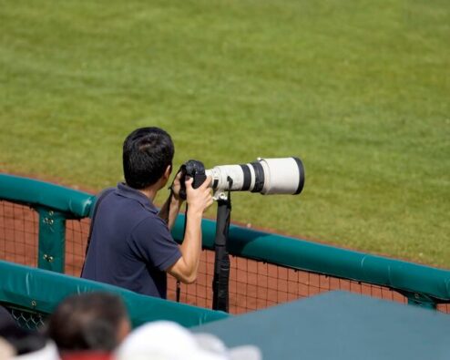 un photographe au bort d'un terrain de sport