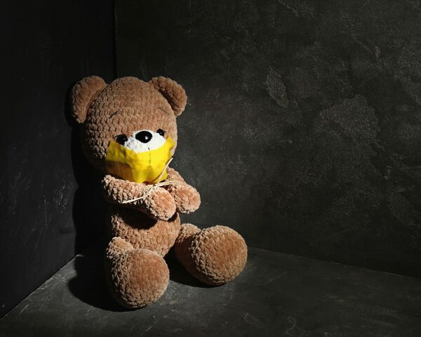 un nounours attaché et bailloné